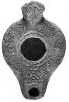 LMP-4190 - Lampe syro-palestinienne tardive avec réflecteur
terre cuite
TPQ : 400 - TAQ : 600
Lampe de type syro-palestinien avec réflecteur en forme de palmette. Epaule décorée de cordes entrelacées. Bec rectangulaire surmonté d'une ménorah.