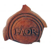 LMP-41923 - Lampe de firme : FAOR 
terre cuite
TPQ : 100 - TAQ : 200
Lampe moulée, sans anse. Réservoir circulaire de profil biconvexe asymétrique. Bandeau penché vers l'extérieur porte trois tenons rectangulaires rainurés, non percés, disposés en triangle.  Disque en cuvette profonde bordée par un bourrelet qui se poursuite sur le bec le long d'un étroit canal et entoure le méplat. Trou d'évent dans le canal.  Base circulaire plate en creux limitée par deux anneaux concentriques enfermant la marque FAOR et parfois une feuille (hedera) à droite ou en-dessous, ou deux cercles oculés au-dessus. Restes d'un engobe rouge brique.