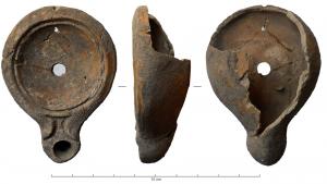 LMP-41934 - Lampe Loeschcke V
terre cuite
TPQ : 50 - TAQ : 150
Lampe moulée, sans anse, à bec en ogive encadré de demi-volutes latérales; disque vierge ; base plate entourée d'un cercle incisé.