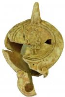 LMP-41935 - Lampe Loeschcke V : Hermès Anubis
terre cuite
TPQ : 50 - TAQ : 150
Lampe moulée, ansée, en pâte claire, engobe orangé peu adhérent; réservoir de profil convexe, médaillon concave limité par deux sillons concentriques : décor : Hermès-Anubis debout, tourné vers la gauche, portant palme et caducée; bec en ogive encadré de demi-volutes.