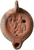 LMP-41939 - Lampe à bec rond : Hermès-Anubis et Isis
terre cuite
TPQ : 175 - TAQ : 225
Lampe moulée, à bec rond limité par un arc de cercle, anse verticale percée et généralement marquée de deux sillons, épaule ornée d'une frise d'oves; médaillon concave, orné de deux bustes (coupés sous la taille) d'Hermès-Anubis et d'Isis, vers la gauche mais la tête retournée en arrière, donc à droite.