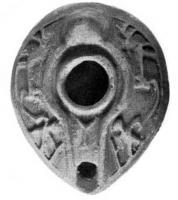 LMP-4194 - Lampe syro-palestinienne tardive 
terre cuite
TPQ : 400 - TAQ : 700
Lampe de type pantoufle. Epaule décorée de fermiers traînant leur mule.  Bec intégré dans la lampe et surmonté d'un canal. Anse conique.