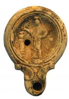 LMP-41953 - Lampe Loeschcke IV : Minerve sacrifiant
terre cuite
TPQ : 50 - TAQ : 100
Lampe moulée, sans anse; bec arrondi épaulé de doubles volutes; médaillon concave limité par trois sillons périphériques; décor : Minerve debout, casquée, faisant une libation sur un autel en forme de colonne à fût cannelé, placé à sa gauche.