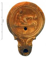 LMP-41955 - Lampe Loeschcke IV : scène érotique
terre cuite
TPQ : 50 - TAQ : 150
Lampe à bec rond; disque concave, limité par trois sillons, orné d'une scène érotique a tergo : homme et femme sur un lit à pieds moulurés et draps rayés. Argile marron clair à orangé, engobe brune; base plate.