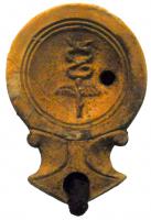 LMP-41958 - Lampe Loeschcke I : caducée
terre cuite
TPQ : 50 - TAQ : 100
Lampe moulée, sans anse. Réservoir circulaire de profil tronconique. Bandeau étroit plat. Disque en profonde cuvette, limité par deux sillons concentriques ; motif :  caducée. Bec triangulaire à deux volutes simples se poursuivant sous le bec, trou d'évent. Base plate circulaire limitée par un sillon.