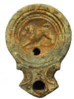 LMP-41959 - Lampe Loeschcke I : lion
terre cuite
TPQ : 50 - TAQ : 100
Lampe moulée, sans anse. Réservoir circulaire de profil tronconique. Bandeau étroit plat. Disque en profonde cuvette, limité par trois sillons concentriques; décor : lion bondissant à gauche, trait de sol. Bec triangulaire à deux volutes simples se poursuivant sous le bec, trou d'évent. Base plate circulaire limitée par un sillon. Engobe gris foncé.