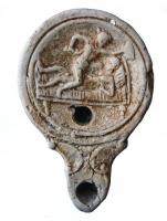 LMP-41961 - Lampe Loeschcke IV : scène érotique
terre cuite
TPQ : 50 - TAQ : 150
Lampe à bec à doubles volutes, sans anse, et médaillon orné d'une scène érotique : couple sur un lit, la femme est au dessus de l'homme.