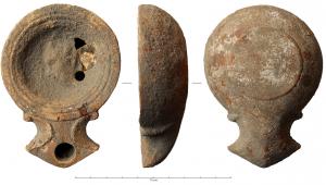 LMP-41962 - Lampe Loeschcke IB : Tête de Satyre
terre cuite
TPQ : -30 - TAQ : 100
Lampe moulée, avec large bec à volutes et grand médaillon rond décoré d'une tête de Satyre jeune, tournée à gauche; présence d'un trou d'évent sur le bec. Pas d'estampille au revers.