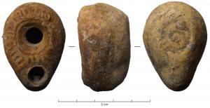 LMP-41963 - Lampe votive
terre cuite
TPQ : 50 - TAQ : 150
Lampe moulée, en forme de goutte, sans anse en argile claire, engobe orange ; trou de remplissage centré, entouré de côtes concentriques moulées, parfois reprises au brunissoir pour compenser l'usure du moule; fond parfois moulé et orné de cercles concentriques.