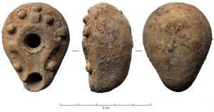 LMP-41965 - Lampe votive
terre cuite
TPQ : 50 - TAQ : 150
Lampe moulée en argile beige, en forme de goutte, à canal reliant le trou de mèche au trou de remplissage, cernés par un bourrelet et 3 tenons ; autour, 7 points en fort relief. Certains exemplaires portent au fond une marque moulée en relief : croix bouletée.