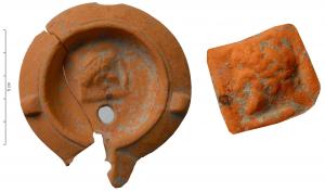 LMP-41966 - Lampe de firme : tête masculine
terre cuite
TPQ : 75 - TAQ : 100
Lampe moulée sans anse : le réservoir circulaire est de profil biconvexe asymétrique; bandeau penché vers l'extérieur portant deux tenons rectangulaires non percés, sur l'axe horizontal. Disque creux, plat et peu profond, bordé par un bourrelet continu et portant un relief sur base carrée  (tête de profil). Bec long au petit canal non communiquant avec le disque, chanfreiné sur les côtés. . Pâte orange brique, avec ou sans engobe.