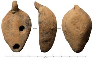 LMP-41967 - Lampe votive
terre cuite
TPQ : 50 - TAQ : 150
Lampe moulée en argile ocre beige très épurée (engobe orange très peu adhérent), à trou de remplissage décentré sur le côté du médaillon (qui devait comporter à l'origine un motif axial : léger relief), anse verticale pincée; le fond est simplement aplati.