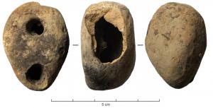 LMP-41968 - Lampe votive
terre cuite
TPQ : 50 - TAQ : 150
Petite lampe votive moulée, à réservoir en forme de goutte assez pointue vers le bec, sans anse ni décor. Une dépression sur le couvercle pour le trou d'alimentation de même diamètre que le trou de mèche. Base circulaire plate sans délimitation (parfois un cercle marqué sous le fond). Travail très fruste.