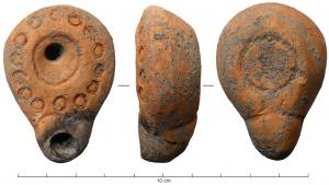 LMP-41969 - Lampe votive
terre cuite
TPQ : 150 - TAQ : 250
Lampe moulée en argile très épurée, sans anse ; trou de remplissage centré et cerné d'un cercle incisé, épaule oblique ornée d'une succession de petits cercles estampés. Le bec est cerné d'un trait en forme de cœur. Fond aplati, creusé d'un cercle profond ; le bec est également souligné par deux incisions.