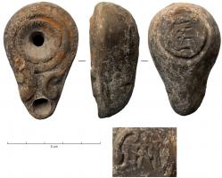 LMP-41970 - Lampe votive : SATterre cuiteTPQ : 50 - TAQ : 150Lampe moulée en argile  (sans doute une pâte claire : restes d' engobe), sans anse ; trou de remplissage centré, entouré deu deux bourrelets marqués d'incisions ; sur l'épaule, succession de petits cercles estampés. Bec allongé, entouré de volutes. Le fond forme un disque en relief, cerné d'un trait et portant la marque incisée SAT[urnini]. Forme librement inspirée des lampes Loeschcke IV.