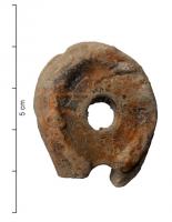 LMP-41971 - Lampe votive
terre cuite
TPQ : 100 - TAQ : 300
Petite lampes en forme de goutte, sans anse, trou de remplissage centré et médaillon plat semblant limité du côté du bec par deux bourrelets périphériques ; peut-être un bouton à l'opposé de la mèche; production moulée de très mauvaise qualité, bien qu'engobée.