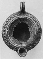 LMP-41976 - Lampe à bec court
terre cuite
TPQ : 50 - TAQ : 100
Lampe moulée, avec ou sans anse. Réservoir circulaire de profil biconvexe porte deux ailerons en pointe sur l'axe horizontal.  Bandeau penché vers l'extérieur au décor d'oves doubles, disque en cuvette limitée par trois sillons concentriques. Bec arrondi s'appuyant sur le bord du disque. Base circulaire plate en léger relief limitée par un sillon (avec ou sans marque). Engobe brun orangé à brique sur toute la lampe.