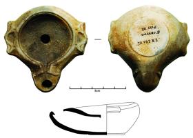 LMP-41977 - Lampe à ailerons et volutes dégénérées
terre cuite
TPQ : 50 - TAQ : 150
Moulée sans anse; réservoir circulaire de profil convexe portant deux ailerons sur l'axe horizontal; bandeau étroit, plat; disque circulaire limité par deux sillons qui se poursuivent jusqu'au bec le long d'un petit canal en V. Bec long arrondi, à volutes dégénérées. Base circulaire limitée par un sillon. Engobe beige.