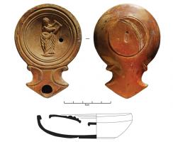 LMP-41978 - Lampe Loeschcke IC : planta pedis Muse Erato
terre cuite
TPQ : 35 - TAQ : 75
Moulée, sans anse. Réservoir circulaire de profil tronconique. Bandeau étroit plat. Disque en profonde cuvette, limité par trois sillons concentriques, décoré de la Muse Erato debout, portant une lyre devant elle. Bec triangulaire à deux volutes se poursuivant sous le bec ; trou d'évent. Base plate circulaire, planta pedis au centre. Engobe rouge.