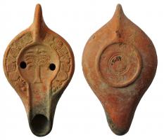 LMP-41985 - Lampe Hayes II : Palmier
terre cuite
TPQ : 420 - TAQ : 550
Lampe moulée à anse verticale pleine. Bec long à canal. Alternance de fleurons, symétriques de chaque côté (Bussière 2007 :  A7, H3, A9, M12, A9, E3a, H2, globule) sur le bandeau. Palmier à dix palmes sur le disque. Base circulaire à patère contenant deux cercles gravés concentriques.