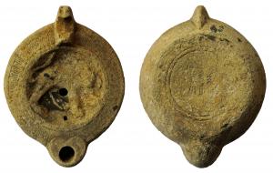 LMP-41989 - Lampe à bec cordiforme : Lion
terre cuite
TPQ : 100 - TAQ : 200
Lampe moulée, avec anse verticale percée à deux sillons sur la tranche; réservoir circulaire à profil biconvexe, bandeau large penché vers l'extérieur au décor d'oves; disque en simple cuvette limitée par deux sillons. Décor :  lion marchant vers la droite. Bec arrondi cordiforme limité par deux sillons. Base circulaire en léger relief limitée par un sillon, deux sillons concentriques au centre et trois épis incisés en guise de marque. Engobe marron foncé sur toute la lampe.