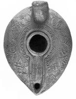 LMP-4198 - Lampe syro-palestinienne tardive 
terre cuite
TPQ : 400 - TAQ : 700
Lampe de type pantoufle. Epaule décorée de riches motifs géométriques, de facture très soignée.  Bec intégré dans la lampe et surmonté d'un canal, sur lequel se trouve une feuille de palme. Anse conique.