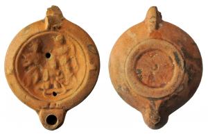 LMP-41990 - Lampe à bec rond limité par un trait : groupe
terre cuite
TPQ : 80 - TAQ : 140
Lampe moulée, anse verticale percée à deux sillons sur la tranche. Réservoir circulaire à profil biconvexe. Bandeau penché vers l'extérieur, disque en cuvette limitée par deux sillons concentriques. Décor : deux personnages de part et d'autre d'un troisième agenouillé. Trou d'évent. Bec arrondi limité par un trait droit. Base circulaire plate en léger relief limitée par deux sillons, petit cercle concentrique au centre.  Engobe rouge marron sur toute la lampe.