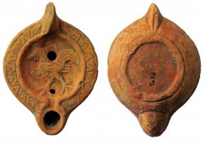 LMP-41995 - Lampe africaine à canal : Coq
terre cuite
TPQ : 225 - TAQ : 275
Lampe moulée à bec à canal ouvert sur le disque. Anse verticale percée. Disque en simple cuvette profonde limitée par un bourrelet qui borde un étroit canal et entoure le méplat du bec. Bandeau penché vers l'extérieur décoré d'un chevron. Réservoir circulaire à profil biconvexe. Trou d’évent. Base en anneau circulaire plat en léger relief. Décor : Coq de profil gauche.