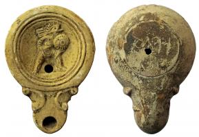 LMP-42004 - Lampe Loeschcke IV : Gladiateur, C OPPI
terre cuite
TPQ : 80 - TAQ : 160
Lampe moulée, sans anse. Réservoir circulaire de profil convexe. Bandeau étroit penché vers l'extérieur. Disque en cuvette limitée par deux sillons. Décor : gladiateur en position d'attaque, casqué, brandissant le glaive derrière son bouclier. Bec long arrondi, flanqué de deux volutes doubles se poursuivant sous le bec. Base plate circulaire limitée par un sillon, marque gravée C OPPI en creux. Engobe brun.