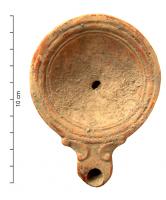 LMP-4201 - Lampe : [[P]]terre cuiteTPQ : 1 - TAQ : 100Lampe moulée, bec rond encadré de volutes, médaillon lisse avec trou de remplissage centré; au revers, plan de pose bien délimité, avec une  lettre [[P]] en relief, décentrée.