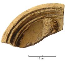 LMP-42027 - Lampe Loeschcke IA : Ulysse et Polyphème
terre cuite
TPQ : 1 - TAQ : 100
Lampe à bec angulaire, à volutes simples, médaillon représentant Ulysse tendant une coupe au cyclope Polyphème. Ce dernier retient de la main gauche un compagnon d'Ulysse.