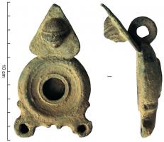 LMP-4202 - Lampe
bronze
TPQ : 1 - TAQ : 300
Lampe à deux becs, ornés d'ocelles; médaillon lisse avec trou de remplissage centré; réflecteur triangulaire surmontant un anneau, et orné d'une tête en fort relief.