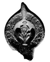 LMP-42032 - Lampe Hayes II : Daphné
terre cuite
TPQ : 370 - TAQ : 550
Lampe moulée à anse verticale pleine. Bec long à canal. Répétition d'un fleuron à 4 pétales sur le bandeau. Sur le disque, Daphné se transformant en laurier à partir du sol. Base circulaire à patère contenant deux cercles gravés concentriques.