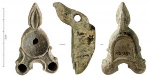 LMP-42033 - Lampe votive Loeschcke III à deux becs
terre cuite
TPQ : 1 - TAQ : 250
Lampe moulée en pâte gris beige, bien épurée, engobe brun à brun noir; deux becs encadrés de doubles volutes, médaillon lisse en dépression, réflecteur en forme de feuille allongée ou de vulve.