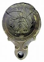 LMP-42038 - Lampe Loeschcke IV : Victoire
terre cuite
TPQ : 25 - TAQ : 75
Lampe moulée, sans anse; double long bec en ogive encadré de  volutes. Médaillon orné d'une Victoire atterrissant sur un globe, tenant couronne et palme.