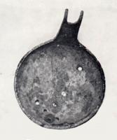 LMP-42041 - Lampe ouverte
bronze
TPQ : 250 - TAQ : 425
Lampe ouverte, en coupelle; lèvre fréquemment décorée d'incisions et chevrons; sur le bord, un ou deux crochets de suspension repliés vers le bas.