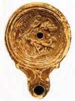 LMP-42045 - Lampe Loeschcke IV : Amours transportant des attributs d'Hercule
terre cuite
TPQ : 30 - TAQ : 70
Lampe moulée, sans anse; double long bec en ogive encadré de volutes. Médaillon orné de trois Amours transportant une énorme massue d'Hercule, tirée à l'aide d'une corde; un Amour plonge la tête dans un canthare. Dans le champ, légende ADIV(V)ATE / SODALES (soutenez les membres).