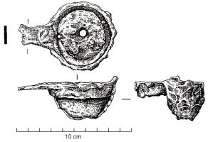 LMP-42051 - Lampe fermée
fer
TPQ : 1 - TAQ : 400
Lampe constituée de deux parties, un réservoir prolongé par un bec, et une plaque supérieure refermant le réservoir et le bec, laissant dégagé l'ouverture de la mèche, un trou de remplissage centré et un évent entre les deux.