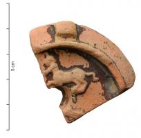 LMP-42053 - Lampe de firme : Centaure
terre cuite
TPQ : 50 - TAQ : 150
Lampe de firme, à disque cerné par un bourrelet, tenons en relief sur le bord oblique; sur le disque, applique représentant un Centaure au galop.