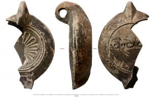 LMP-42070 - Lampe à bec rond limité par un trait : rosace, C BIC AGAT
terre cuite
TPQ : 80 - TAQ : 140
Lampe moulée, à anse perforée. Réservoir circulaire à profil biconvexe asymétrique. Bandeau étroit penché vers l'extérieur. Disque en cuvette limitée par un sillon. Décor : rosace à douze pétales. Clou de mèche, trou d'évent. Bec arrondi limité par un trait droit posé sur le rebord du réservoir. Base circulaire plate en léger relief limitée par un sillon. Engobe brun métallescent sur toute la lampe. Sous le fond, marque C BIC AGAT ou C VIC AGAT.