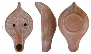 LMP-42075 - Lampe Hayes II : Chrisme
terre cuite
TPQ : 420 - TAQ : 550
Lampe moulée, à anse pleine, bec long à canal et réservoir oblong, un bourrelet entoure le disque et le bec. Décor : Chrisme constantinien perlé à boucle du Rhô à droite sur le disque. Base circulaire à patère en relief contenant deux cercles concentriques en creux. Décor de fleurons sur le bandeau : D27, La5, D27, La5, D27, La5, D27, La5.