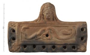 LMP-42077 - Lampe alexandrine à 10 becs : Serpents
terre cuite
TPQ : 100 - TAQ : 200
Lampe rectangulaire à 10 becs. Deux serpents s'affrontent. Argile orange clair, engobe orange brique. Base plate.