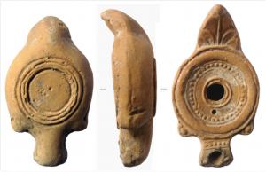 LMP-4207 - Lampe Loeschcke I, type syro-palestinien
terre cuite
TPQ : 80 - TAQ : 150
Lampe de Type Loeschcke I syro-palestinienne à bec à enclume, alignement de globules sur l'épaule et au-dessus du bec ; anse plastique en forme de palmette.