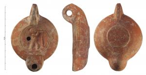 LMP-42080 - Lampe à bec rond limité par un trait : Eros jouant de la double flûte, aulos
terre cuite
TPQ : 120 - TAQ : 180
Lampe moulée. Bec arrondi limité par un trait droit ponctué aux extrémités, anse verticale percée à deux sillons sur la tranche. Réservoir circulaire à profil biconvexe. Bandeau penché vers l'extérieur, disque en cuvette limitée par deux sillons concentriques. Base circulaire plate en léger relief limitée par un sillon estampillée CMEPO ?. Décor : Eros jouant de la double flûte, aulos.