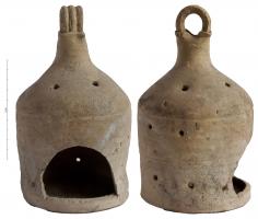 LMP-42082 - Lanterne pour lampe à huile
terre cuite
TPQ : 100 - TAQ : 300
Sorte d'abri portatif (anneau sommital) utilisé pour transporter une lampe tout en la protégeant des courants d'air.