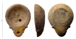 LMP-42087 - Lampe Loeschcke IV : Oiseau sur branche
terre cuite
TPQ : 50 - TAQ : 150
Lampe à bec à ogive et volutes latérales; disque orné d'un oiseau sur branche devant un fruit (grenade ?). Argile noisette, base plate entourée d'un anneau en relief.