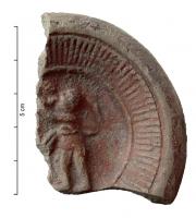 LMP-42093 - Médaillon de lampe : couple s'embrassant
terre cuite
TPQ : 1 - TAQ : 200
Médaillon de lampe circulaire décoré d'une sène amoureuse, représentant un couple s'embrassant ; le type de lampe est inconnu.