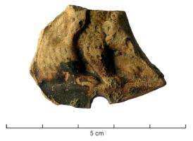 LMP-42098 - Médaillon de lampe : ours
terre cuite
TPQ : 1 - TAQ : 100
Décor moulé sur médaillon de lampe : ours assis à droite (scène de venatoria).