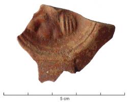 LMP-42103 - Médaillon de lampe : buste masculin
terre cuite
TPQ : 50 - TAQ : 150
Médaillon circulaire orné d'un buste masculin, un pan de tunique sur l'épaule gauche ; le type de lampe est inconnu.