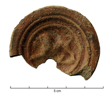 LMP-42108 - Médaillon de lampe : lion à gauche
terre cuite
TPQ : -30 - TAQ : 250
Médaillon de lampe circulaire orné d'un lion vers la gauche ; le type de lampe est inconnu.